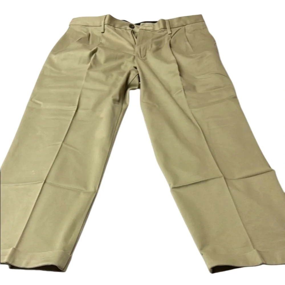 NWT Dockers Comfort Khaki Mens Pleated Pants